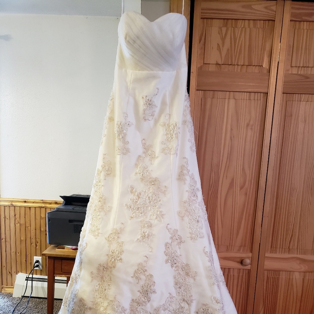 D'Amour Ivory Wedding Gown Sweetheart Neck